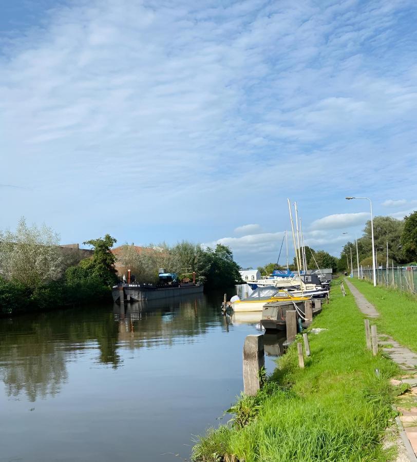 Woonboot In Sumar Gelegen Tussen Leeuwarden En Drachten Suameer Exterior foto